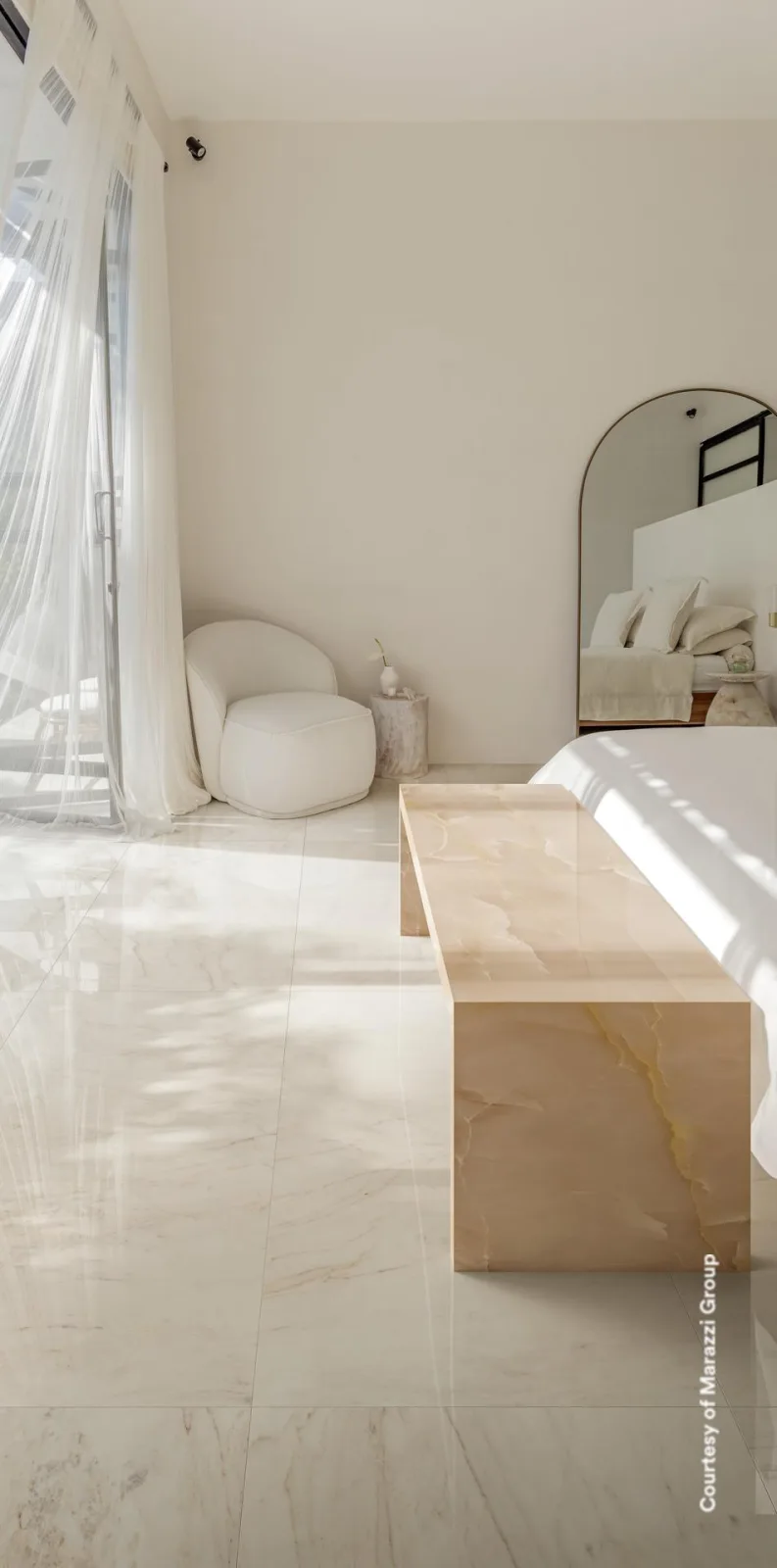 Heller Raum mit Onyx-Konsole und Sessel, gefliest mit Marazzi Allmarble Raffaello in 60x120cm.