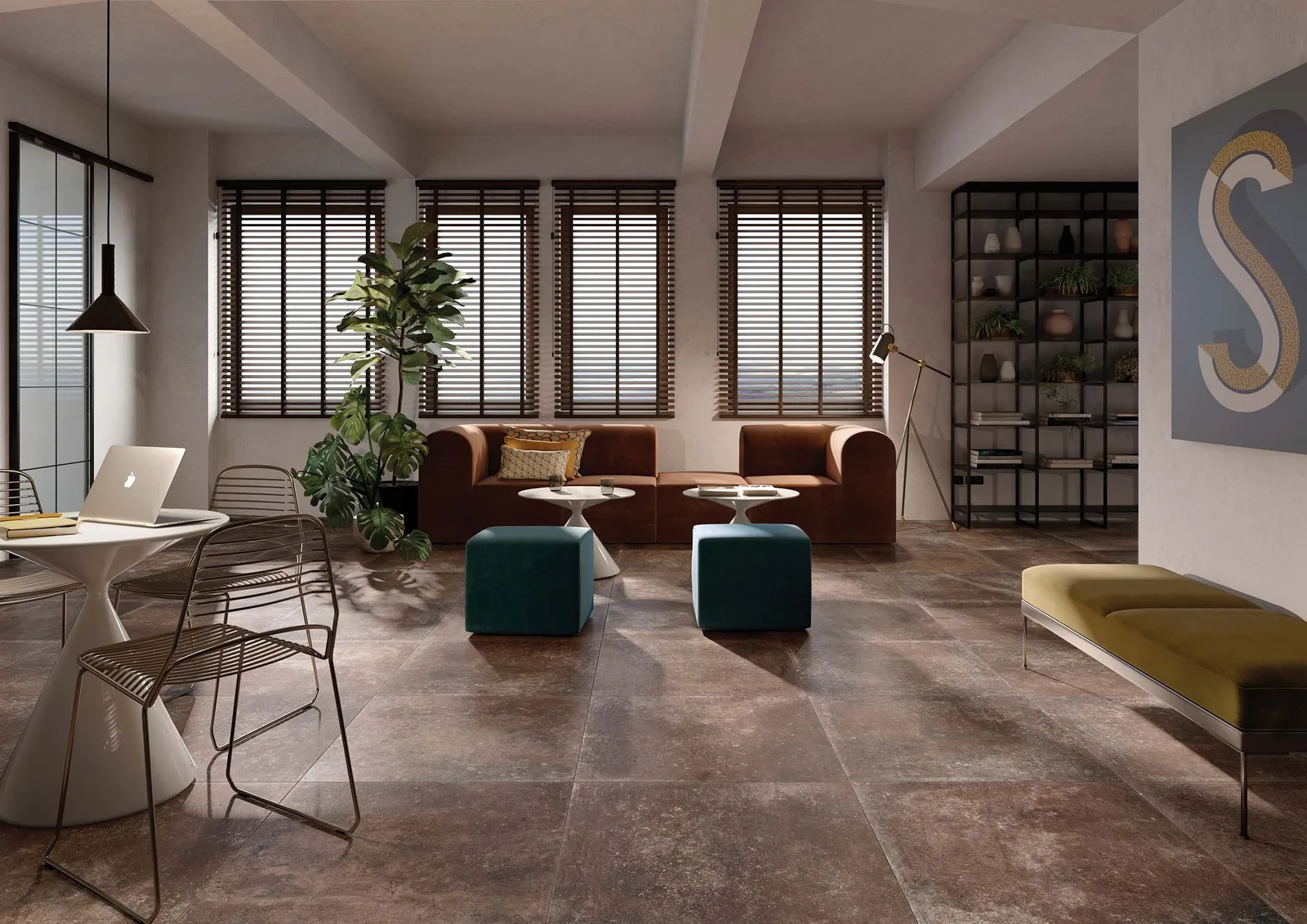 Offener Loftraum mit rotbraunem Fliesenboden, orangefarbenem Sofa, petrolfarbenen Hockern und Pflanzen.