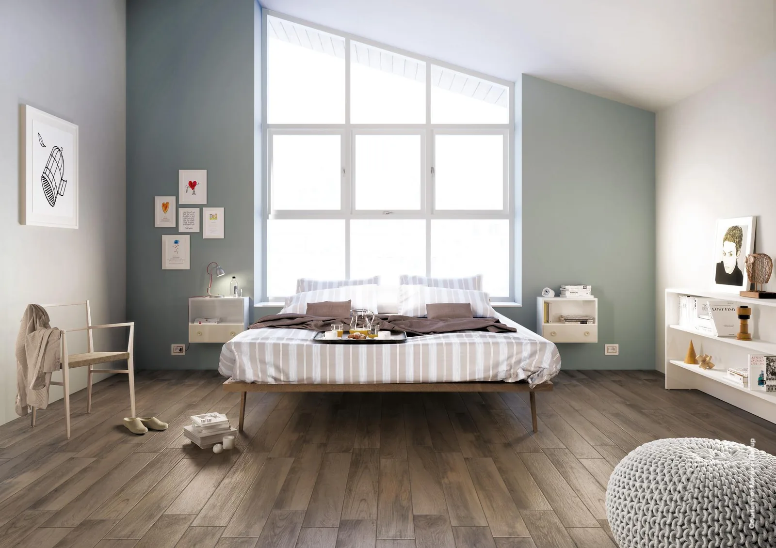 Schlafzimmer mit Doppelbett, Strickpouf und hohem Fenster, Boden aus mittelbraunen Holzoptik-Dielen im Längsverband.