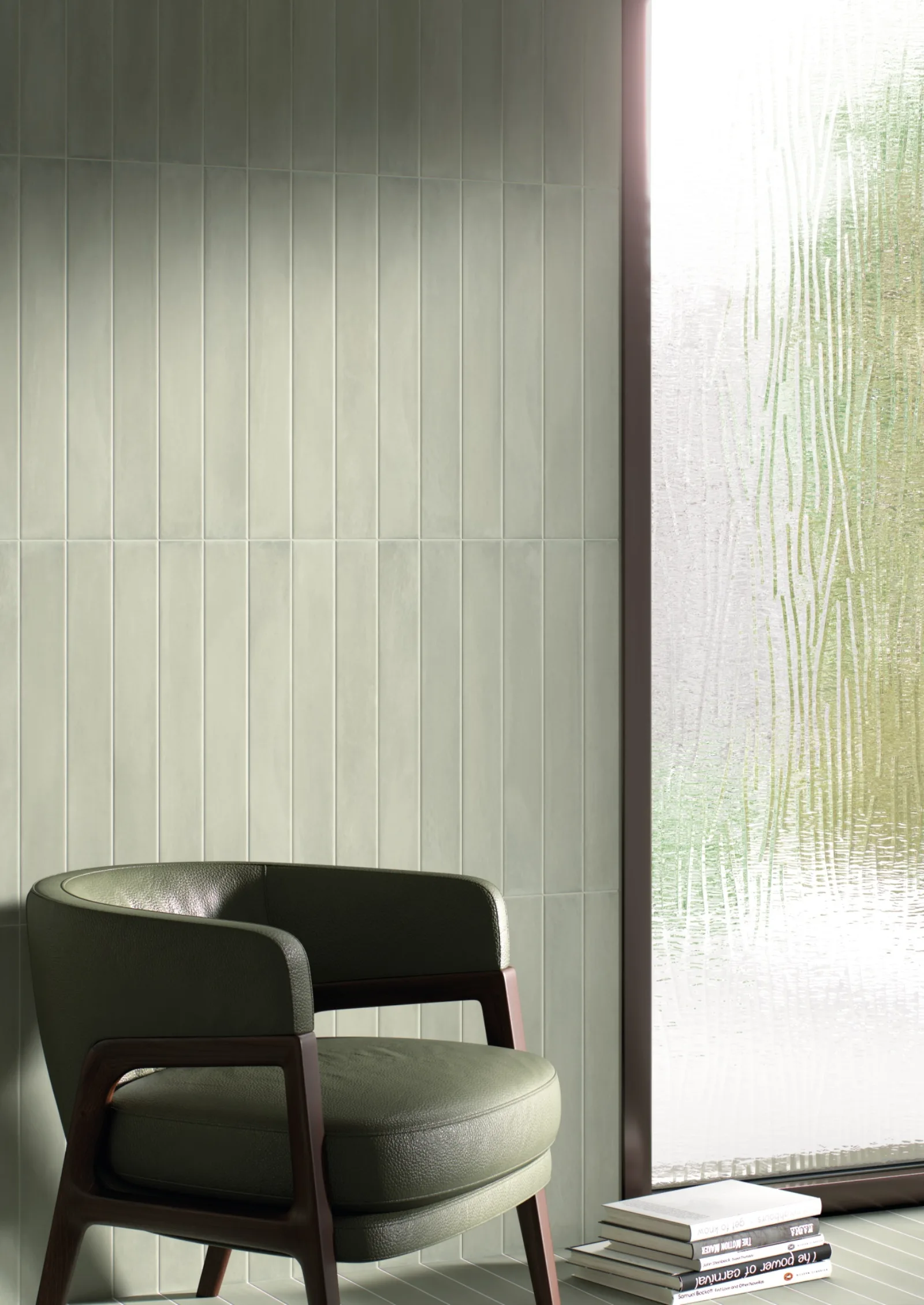 Salbeigrüne Riemchenwand aus Stonella Leaf mit dunkelgrünem Sessel vor mattiertem Fenster