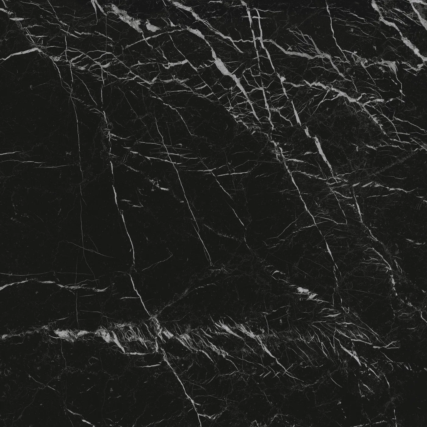 Schwarze Marmoroptik-Platte im Format 120x120 cm mit matter Oberfläche und feinen weißen Adern.