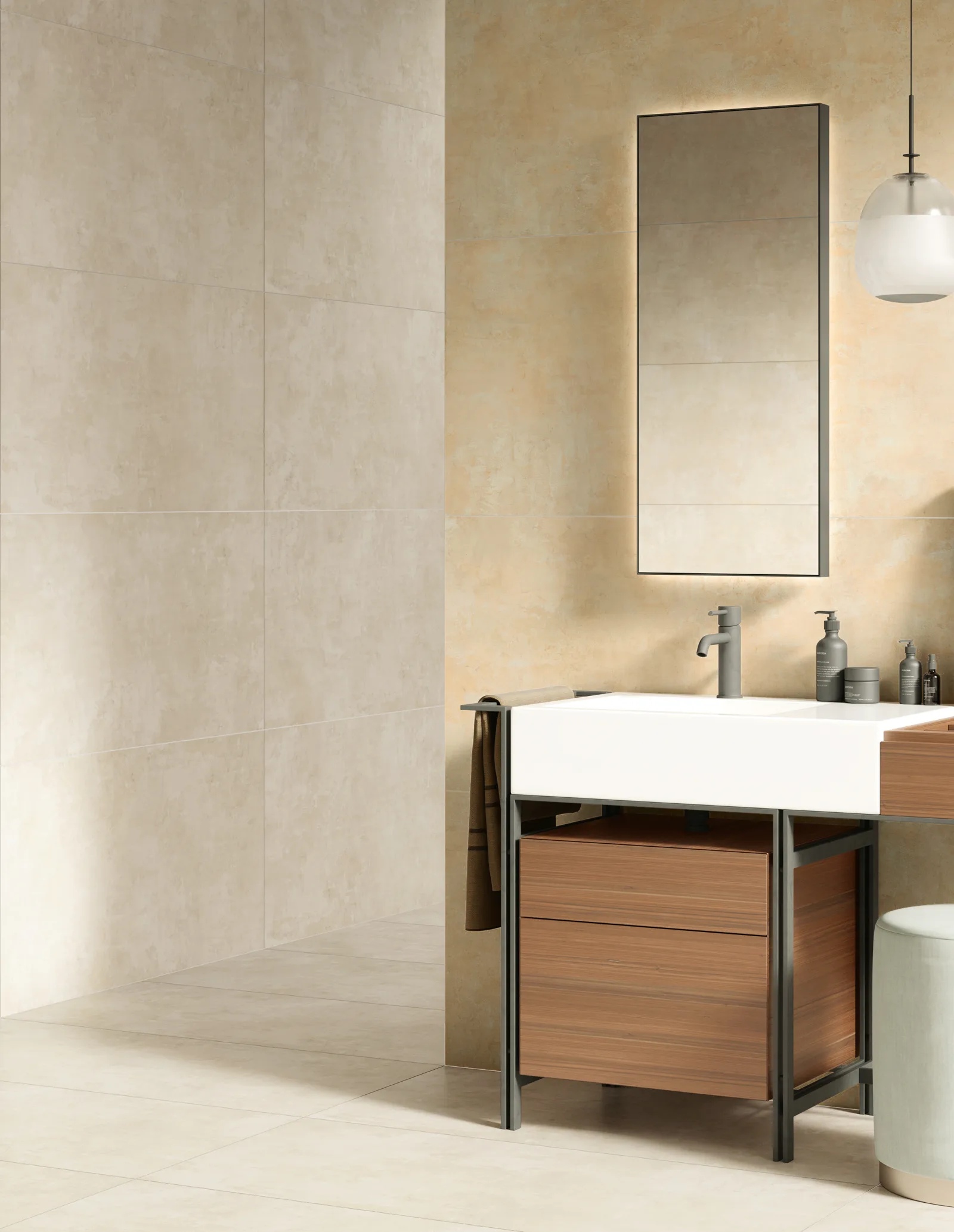 Badezimmer mit Waschtisch und cremefarbener Steinoptik-Wand, Naxos Pictura Veleia 60x120 cm.