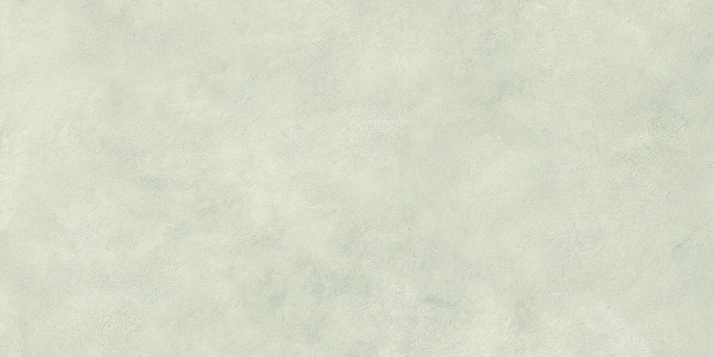 Hellgrau-grüne Betonoptik-Fliese 60×120 cm, mattes Finish mit feiner wolkiger Lasur über die Fläche.