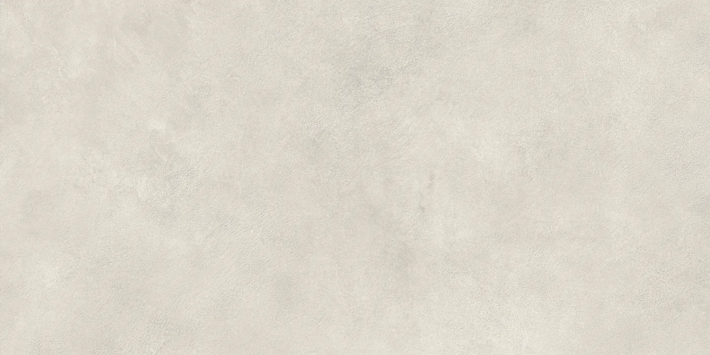 Hellgrau-grüne Betonoptik-Fliese 60×120 cm, mattes Finish mit feiner wolkiger Lasur über die Fläche.