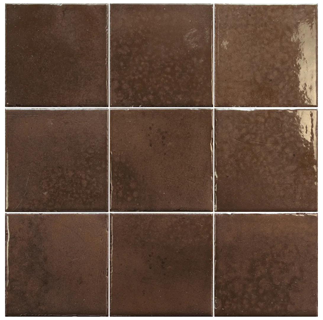 Kaffeebraune quadratische Wandfliesen 10x10 cm, glänzend mit leichtem Relief und feiner Farbnuancierung im Verbund.