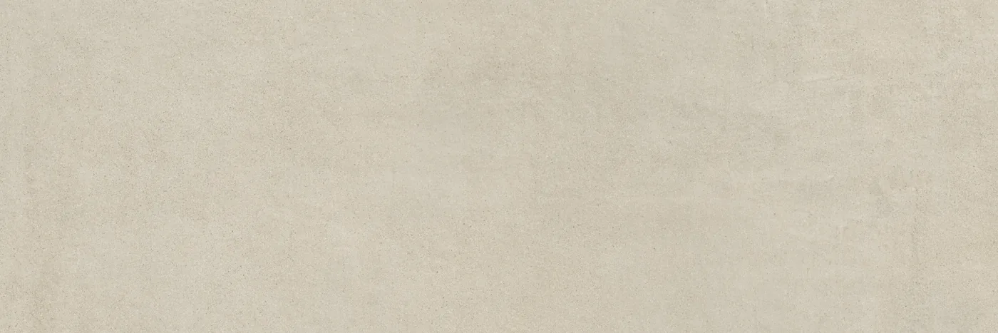 Sandbeige Wandfliese im Querformat 40×120 cm mit matter Betonoptik, weicher Wolkung und feiner Spachtelstruktur