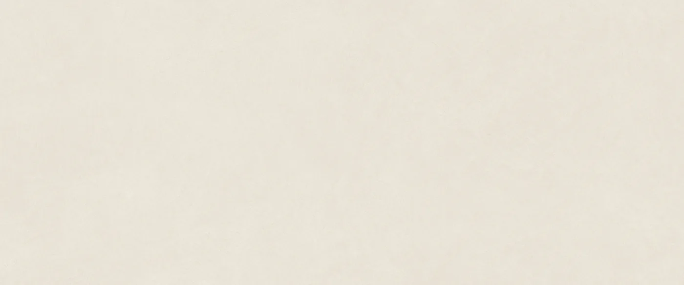 Cremeweiße Fliese in Betonoptik, 50×120 cm, mit matter, fein gewolkter Oberfläche.