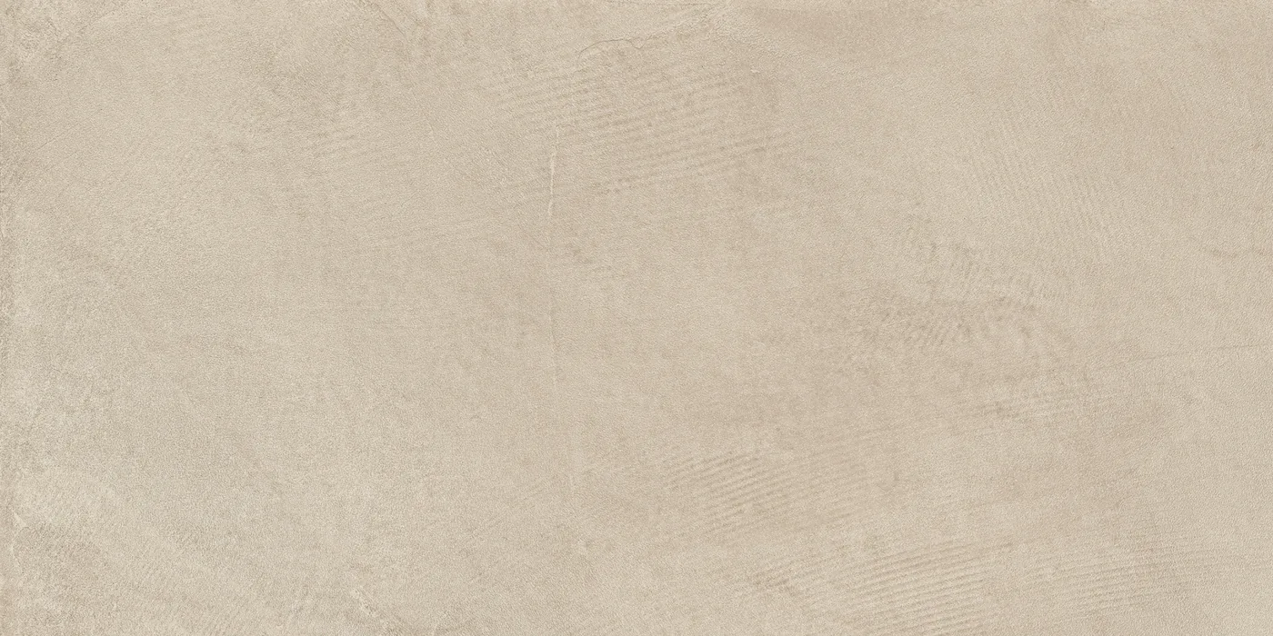 Sandbeige Fliese 30×60 cm in Spachteloptik, strukturierte Oberfläche mit rauer, fein geriffelter Textur.