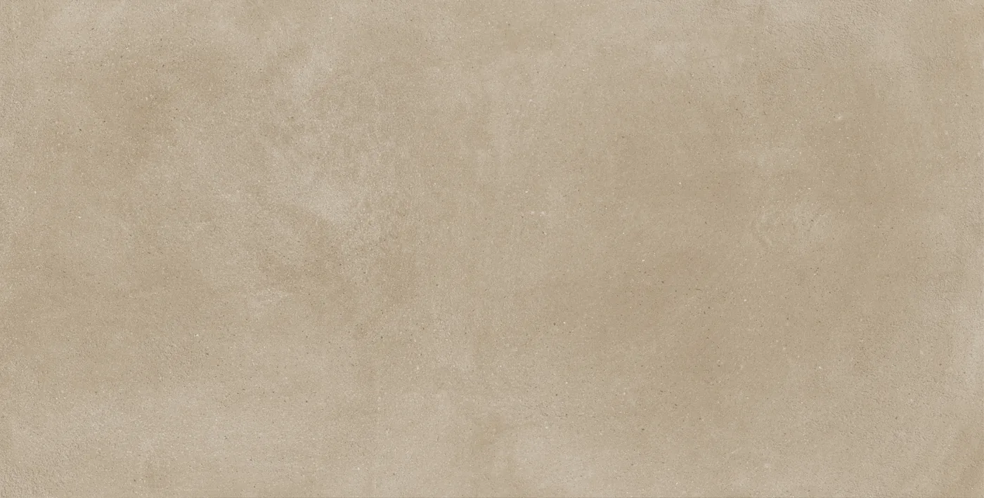 Sandgraue, greige Betonoptik-Fliese 75x150 cm mit wolkiger, wie gespachtelt wirkender Schattierung auf der Fläche, matt.