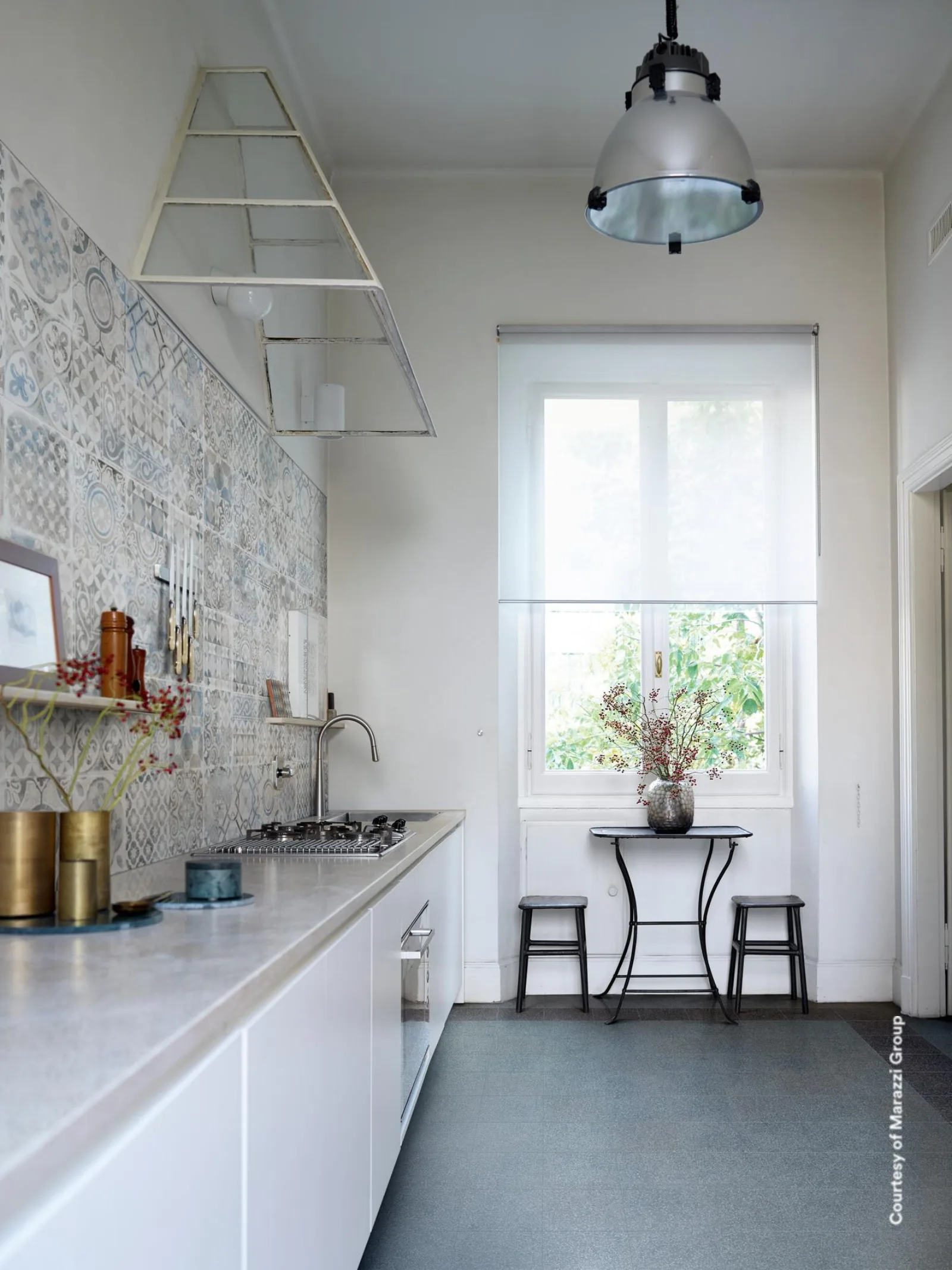 Kueche mit Marazzi Alchimia White Decoro Boho 60x180 cm: ornamentales Patchwork in Graublau hinter der Kochzeile.