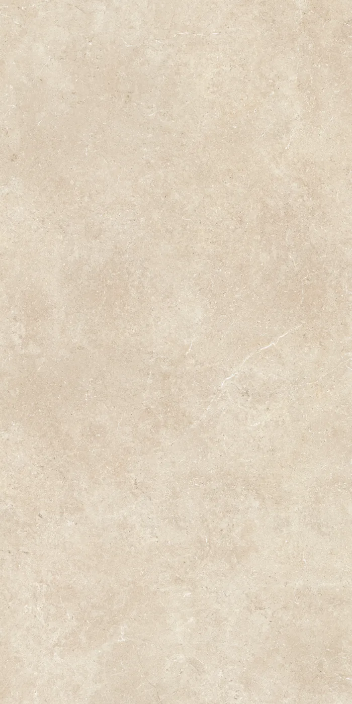 Sandbeige Steinoptik-Platte 160x320 cm mit seidenmatter Oberfläche und wolkiger Kalksteinstruktur und hellen Flecken.