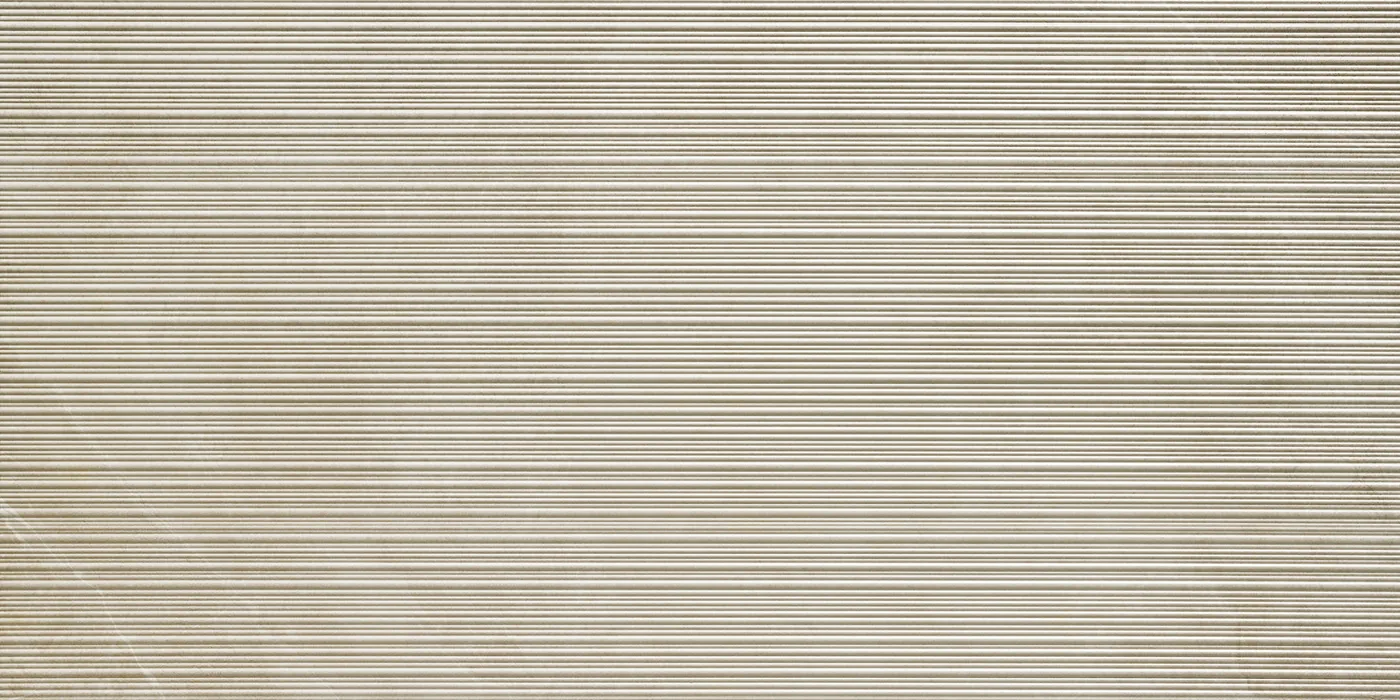 Cremeweiße Fliese 60×120 cm in Schieferoptik mit feinen waagerechten Rillen über die ganze Fläche, matt