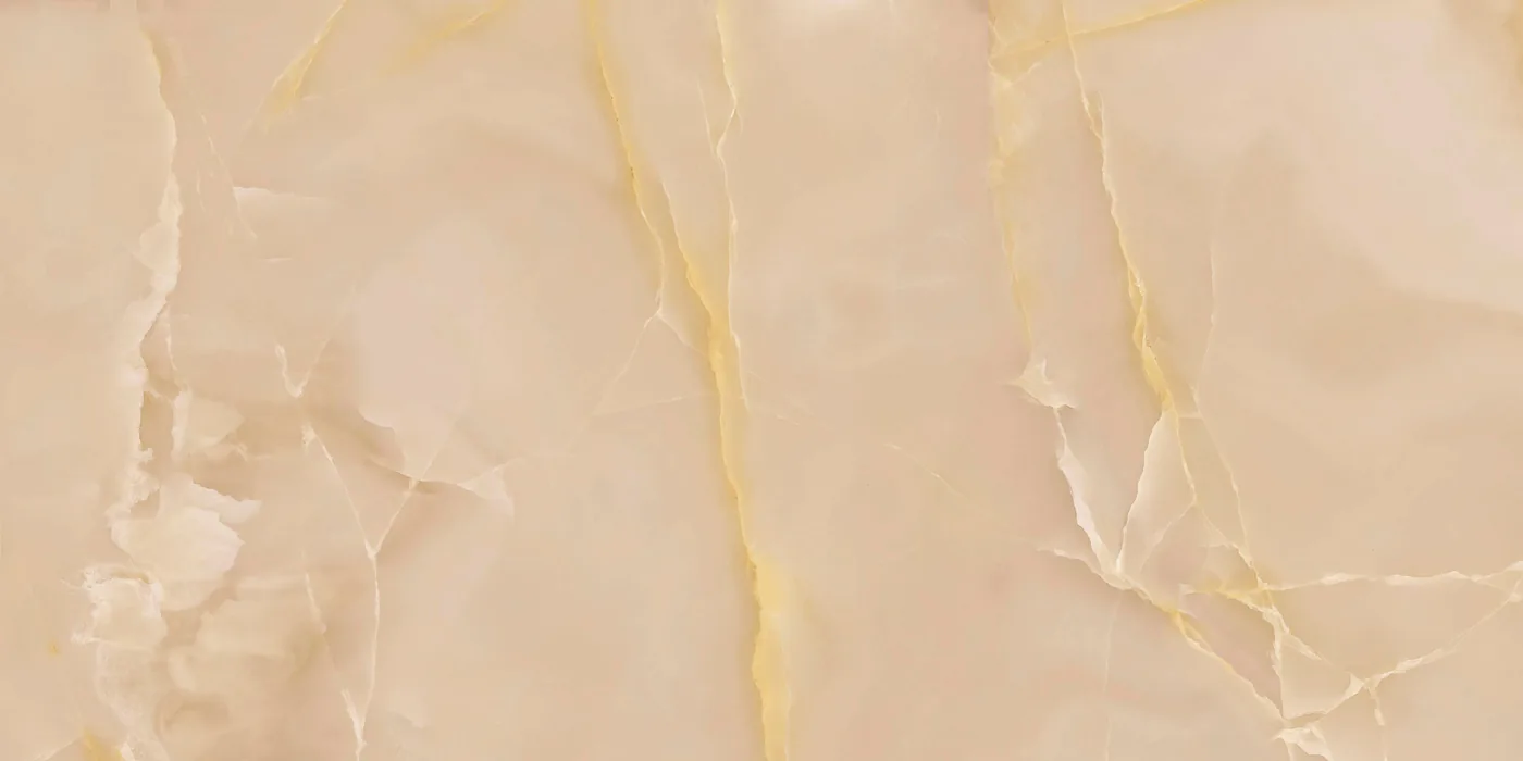 Pfirsichfarbene Onyxoptik-Fliese 60x120 cm in glänzender Ausführung, mit warmen goldenen Bändern über die ganze Fläche.