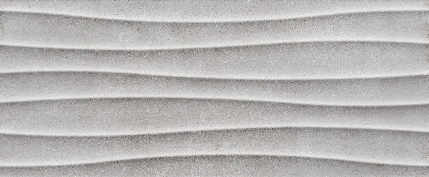 Anthrazitfarbene Wandfliese 20×50 cm mit waagerechten Wellenrillen, die über die gesamte Fläche verlaufen.