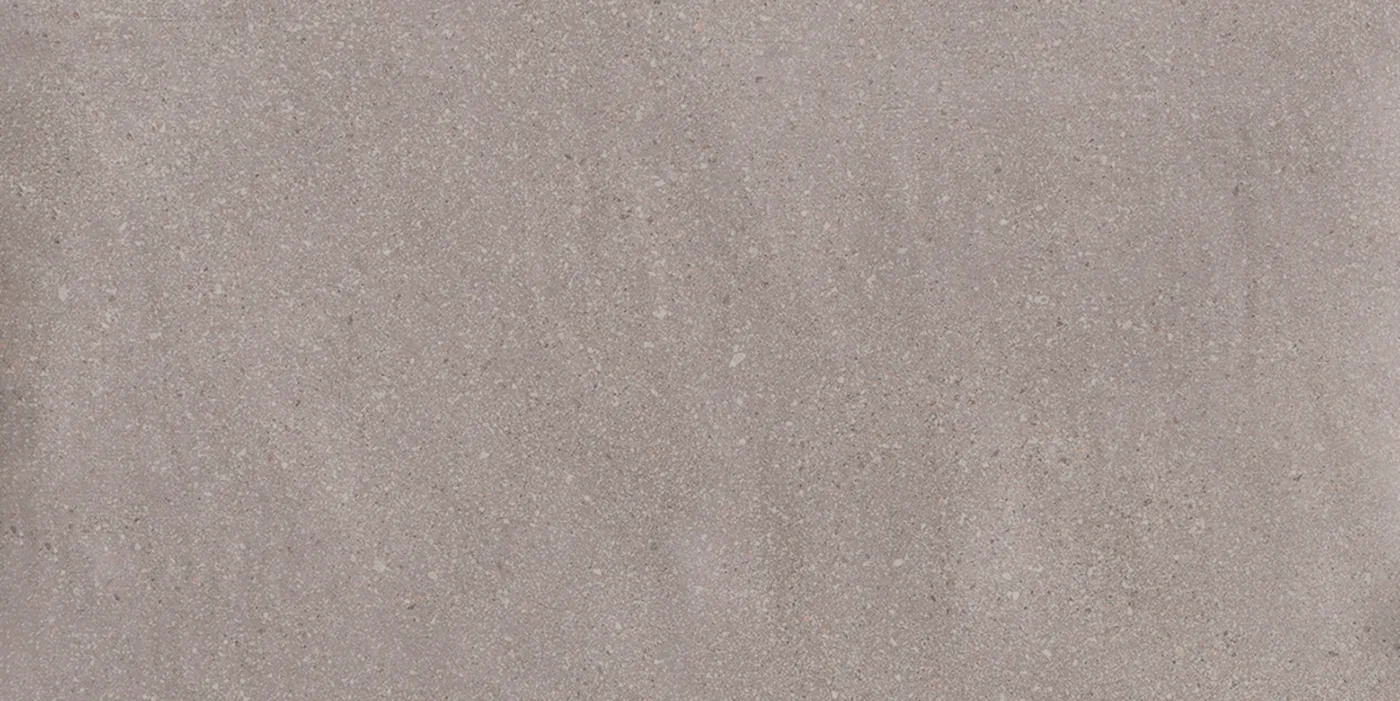 Mittelgraue Fliese in Steinoptik, 15x30 cm, matte, fein gekörnte Oberfläche mit leichter Wolkung und hellen Sprenkeln.