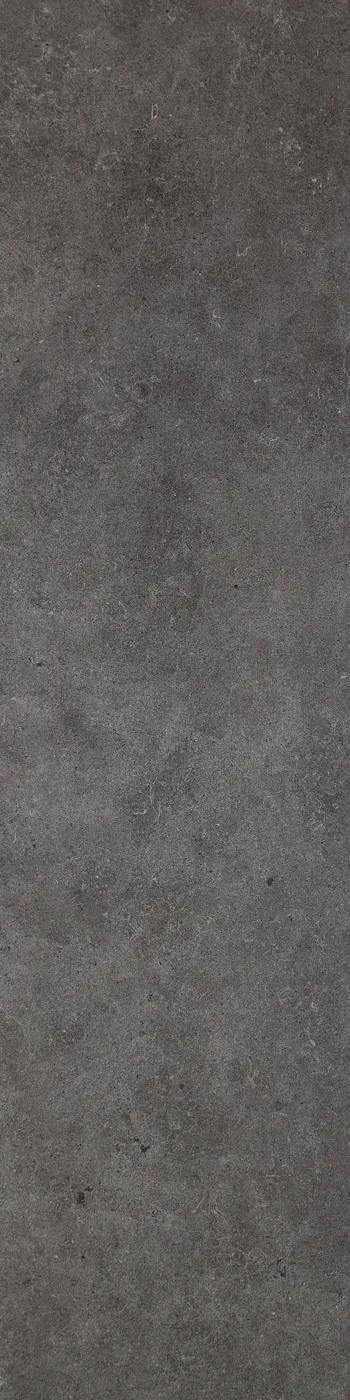 Anthrazitschwarze Feinsteinzeug-Fliese 30×120 cm in Steinoptik, matt, mit feinen hellen Einsprengseln und leichter Wolkung.