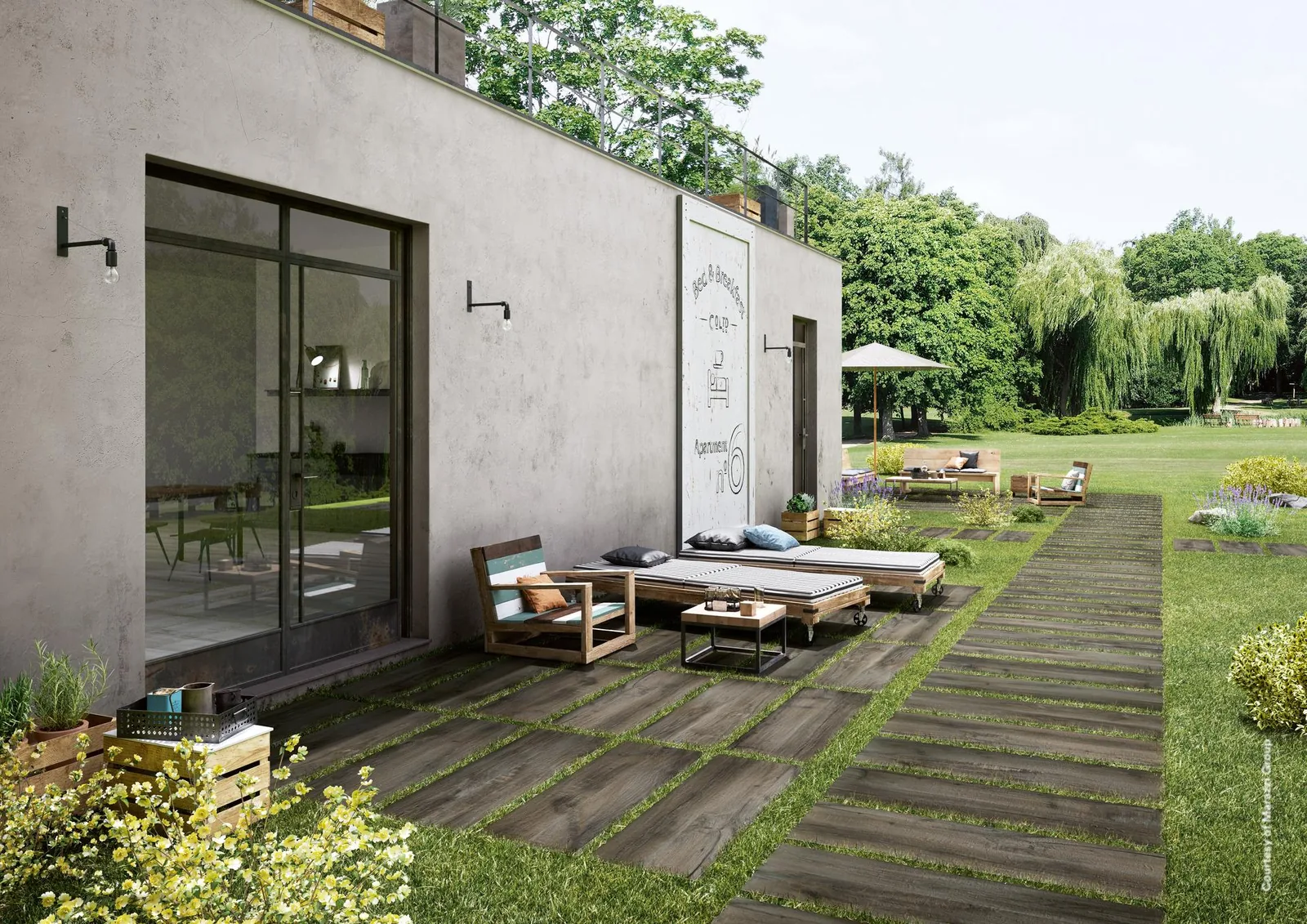 Gartenterrasse mit Treverkmade20 Fume 40x120 Holzoptik-Terrassenplatten als Stufenplatten im Rasen vor einem Haus mit Liegen