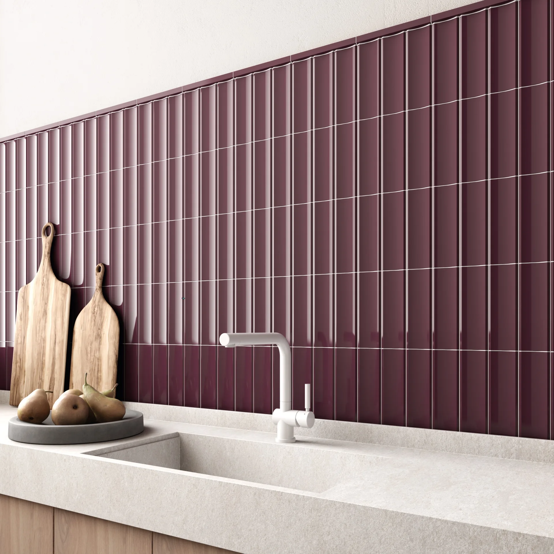 Bordeauxrote Riemchenwand als Küchenrückwand mit heller Steinarbeitsplatte, Holzbrettern und weißer Armatur.