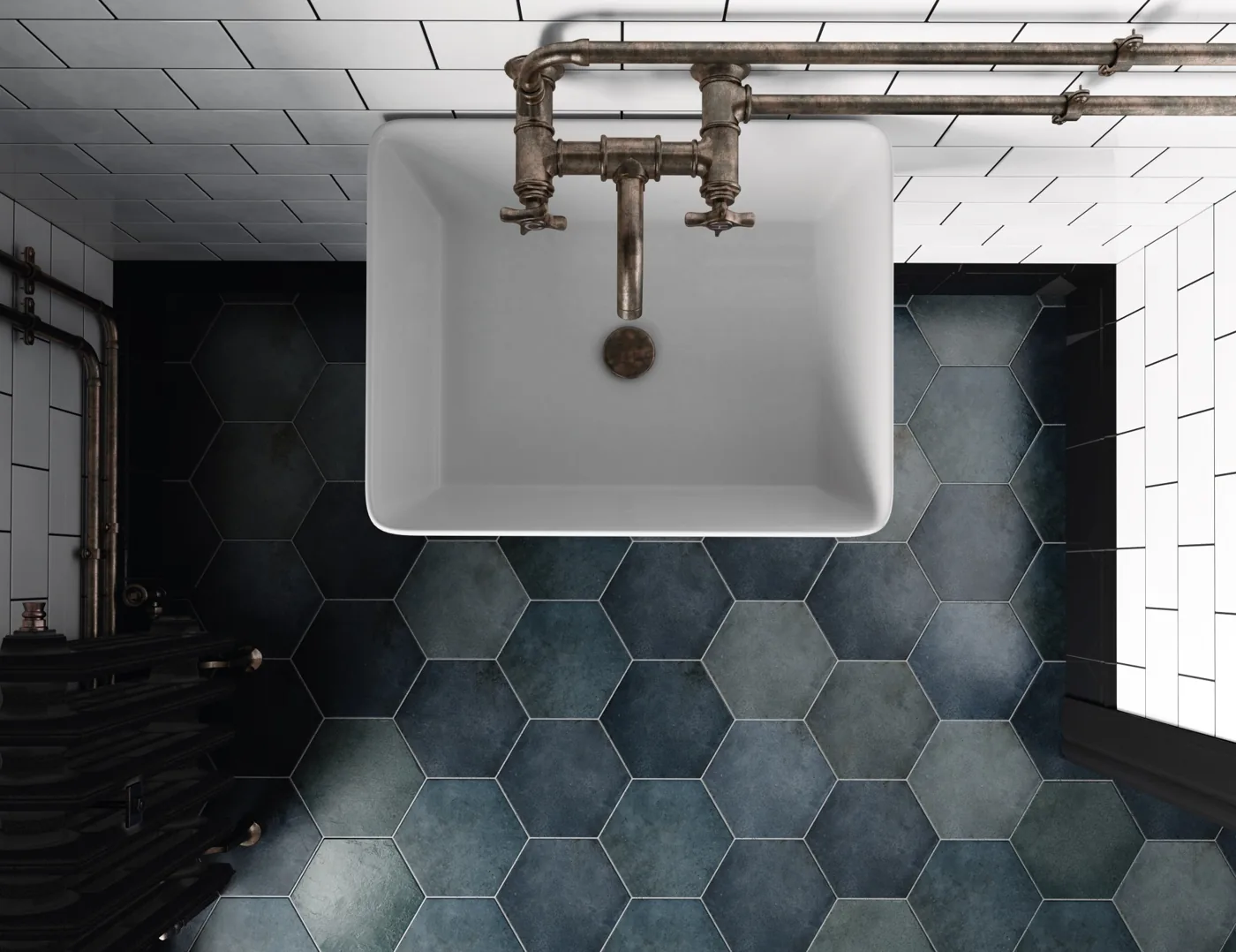 Industrial-Bad mit graublauem Hexagon-Boden Equipe Heritage Indigo, weißes Aufsatzbecken und Messingrohre