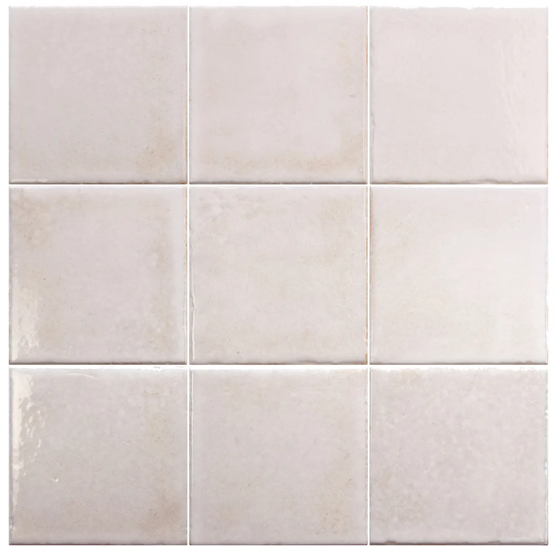 Cremeweiße quadratische Wandfliesen 10x10 cm, glänzend mit leichtem Relief und feiner Farbnuancierung im Verbund.