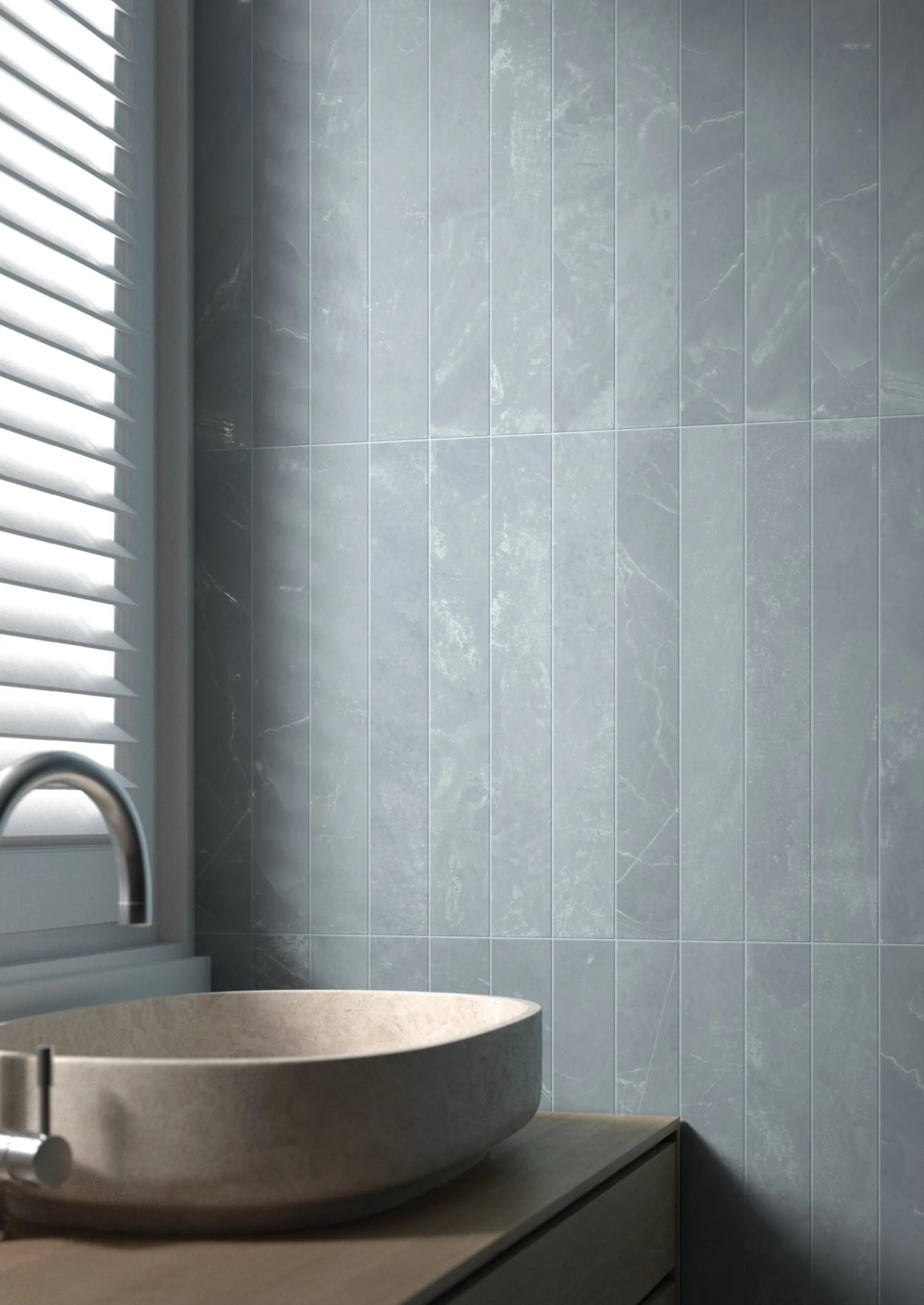 Equipe Marmoris Blue an der Wand: blaugraue Riemchen neben Fenster mit Jalousie ueber Steinwaschbecken.