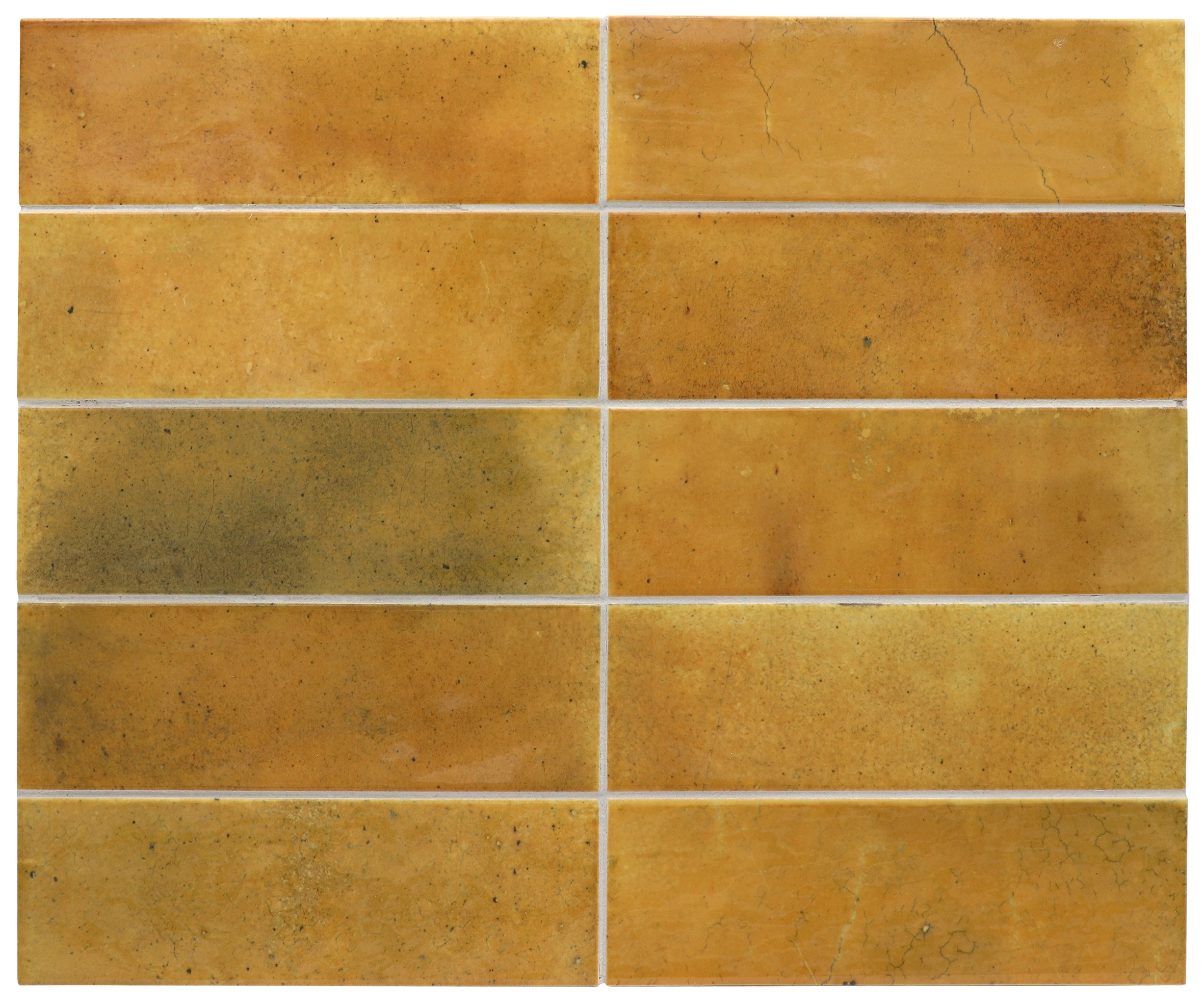 Verlegte Hanoi Caramel Wandfliesen im Format 6,5x20 cm. Lebhafte V4 Variation der Glasur, im Raum verbaut.