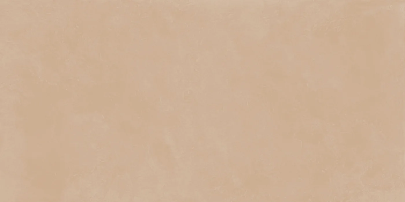Pfirsich-sandfarbene Fliese in Betonoptik, 60×120 cm, matt, mit sanft wolkiger Zementstruktur über die ganze Fläche