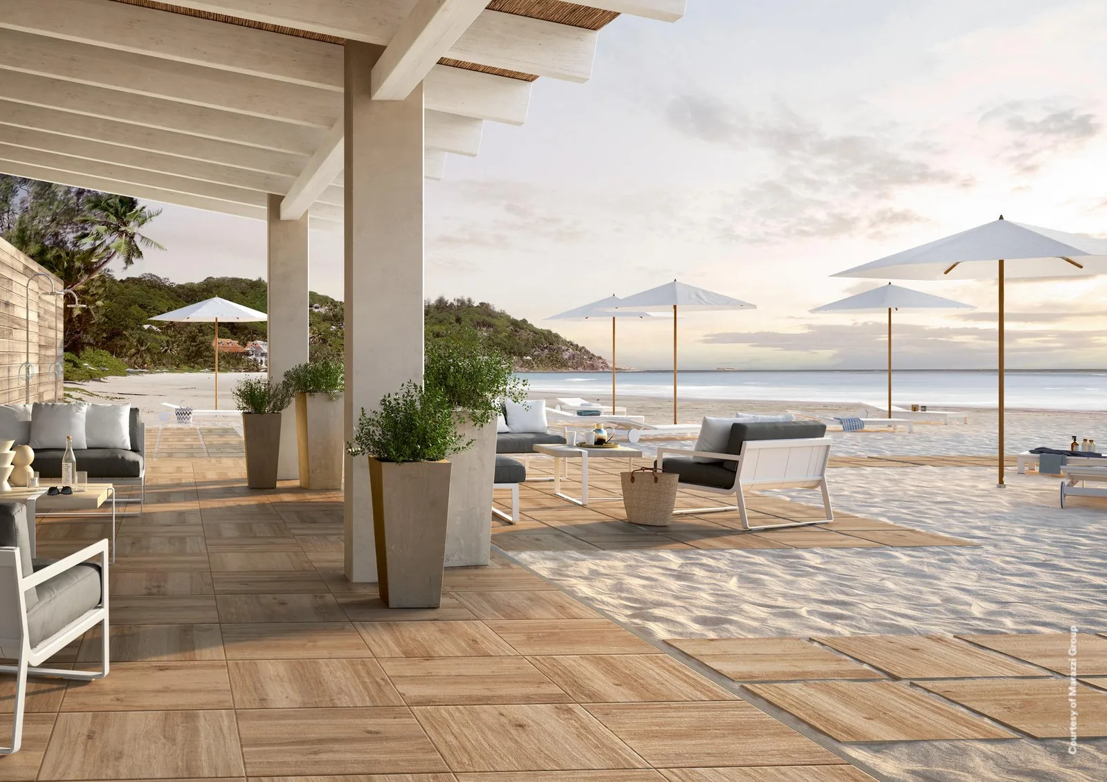 Marazzi Treverkhome20 Rovere am Strand: überdachte Terrasse mit Holzoptik-Platten, Loungesessel und Sonnenschirme am Meer
