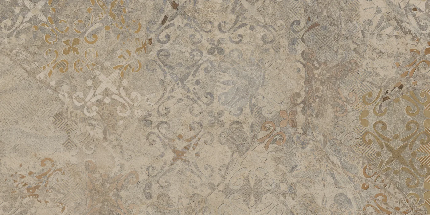 Beigegraue Dekorfliese 60×120 cm in seidenmattem Finish, mit verblasstem Ornament-Patchwork in Ocker und Grau.