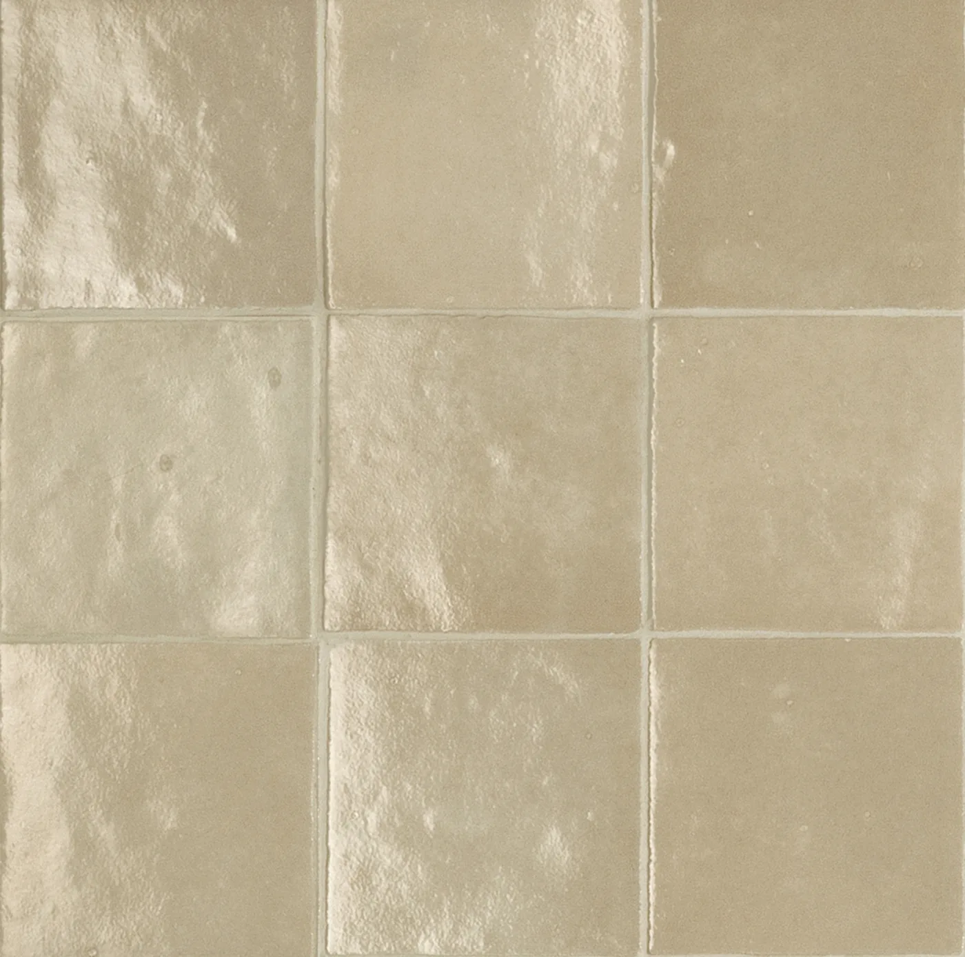Glänzende Wandfliesen 10x10 cm in Creme und hellem Sandton mit leicht welliger Oberfläche