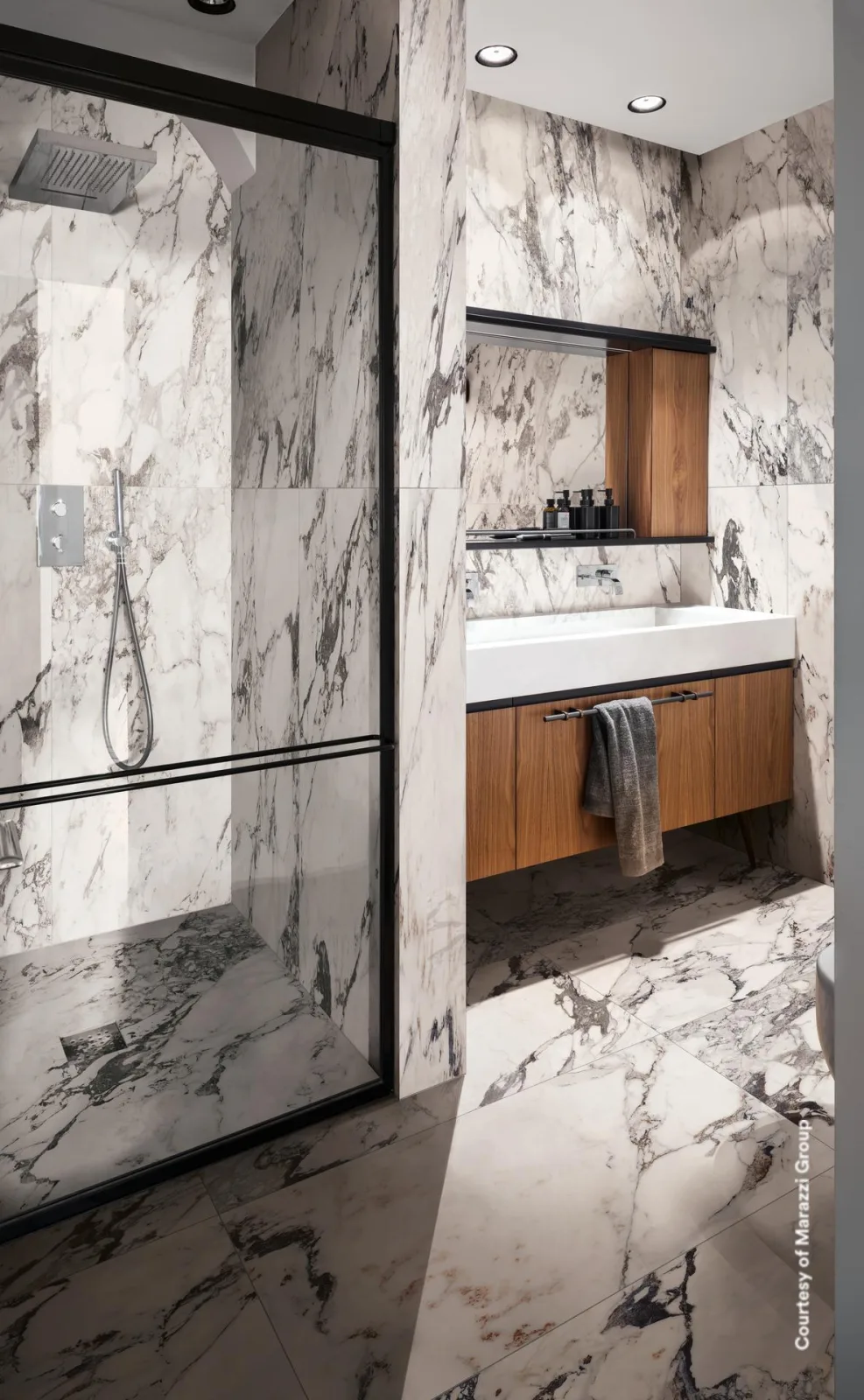 Bad mit begehbarer Dusche und Holz-Waschtisch, gefliest mit Marazzi Allmarble Capraia in 60x120cm.