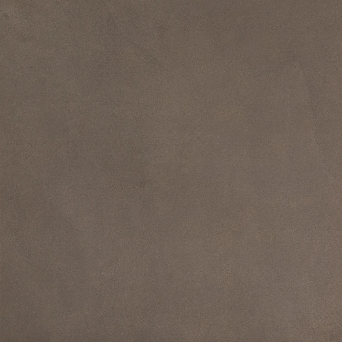 Dunkelbraune Fliese 60×60 cm in Spachteloptik, matte Oberfläche mit wolkigen Spachtelspuren und feinen Kratzlinien.