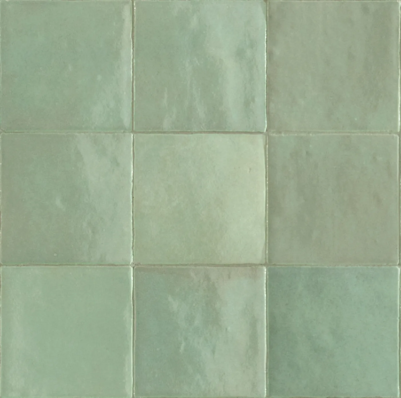 Glänzende Wandfliesen 10x10 cm in hellem Mintgrün mit welliger Glasur und leichten Farbunterschieden