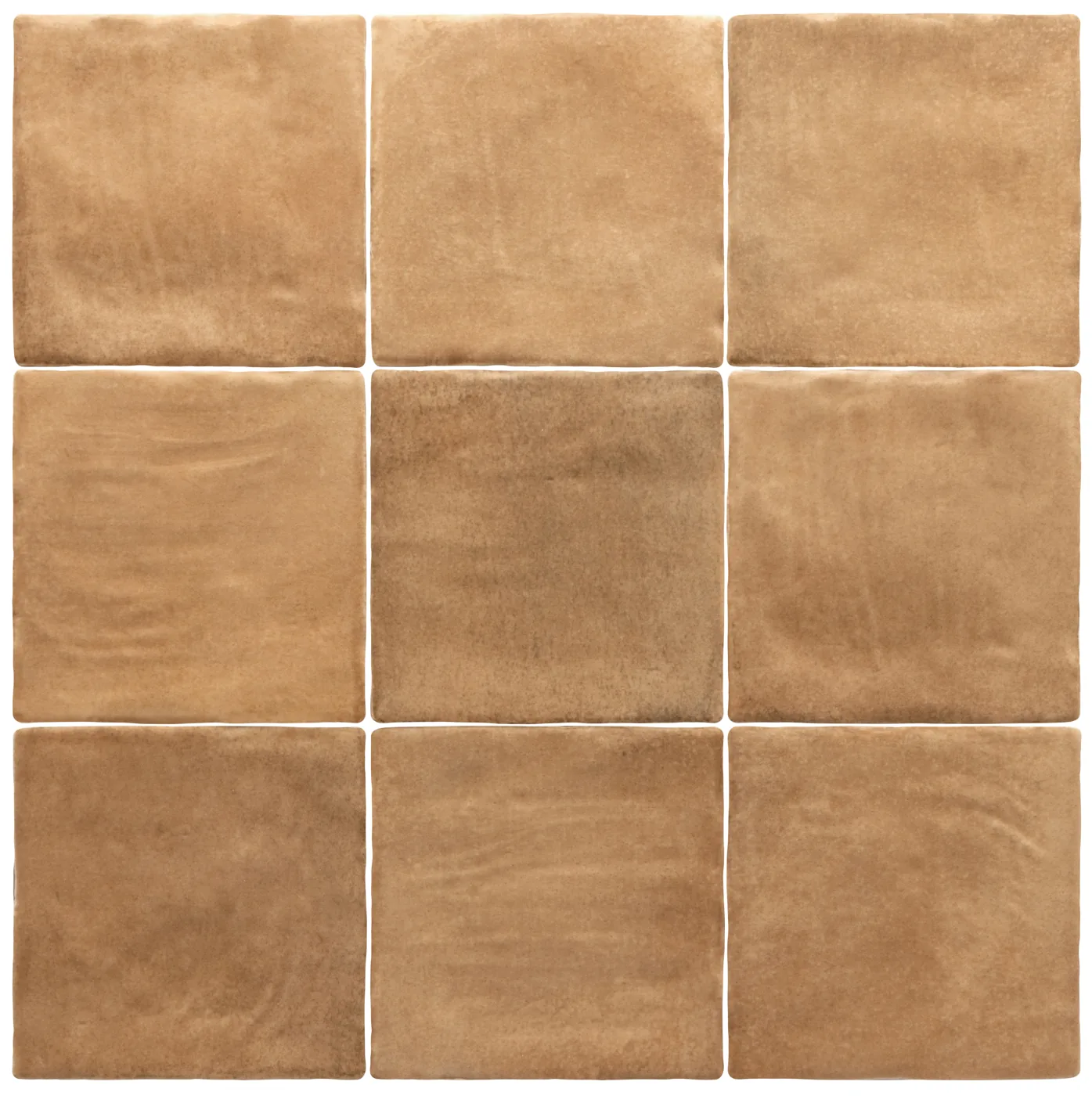 Warm terrakottabraune Steingut-Wandfliesen im Format 10×10 cm im Raster verlegt, matte Oberfläche mit wolkigen Farbnuancen.