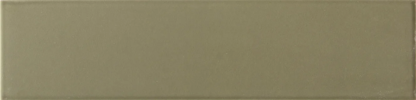Rechteckige Wandfliese in gedämpftem Olivgrün, matt, glatte einfarbige Oberfläche, im Format 6x24,6 cm.