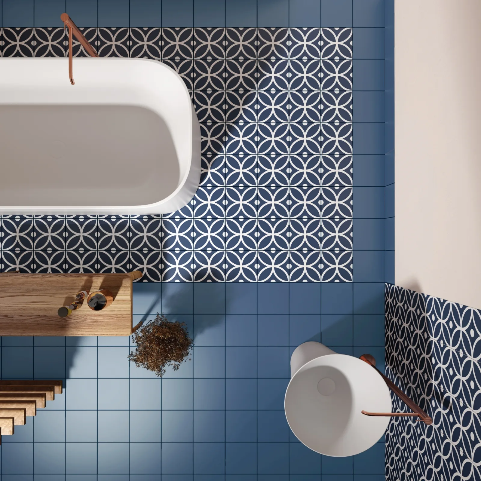 Badezimmer mit blauem Boden aus gemusterten Zementoptik-Fliesen, weiße freistehende Wanne und Holzregal.