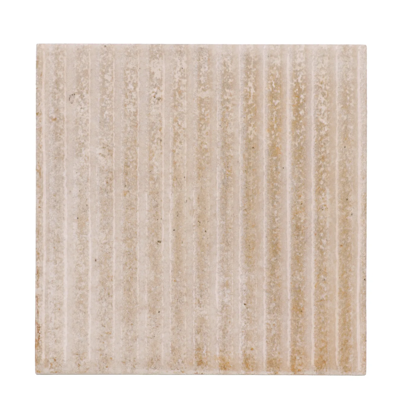 Sandbeige matte Keramikfliese 10×10 cm mit vertikalem Rillenrelief und changierender, handgemachter Lasur.