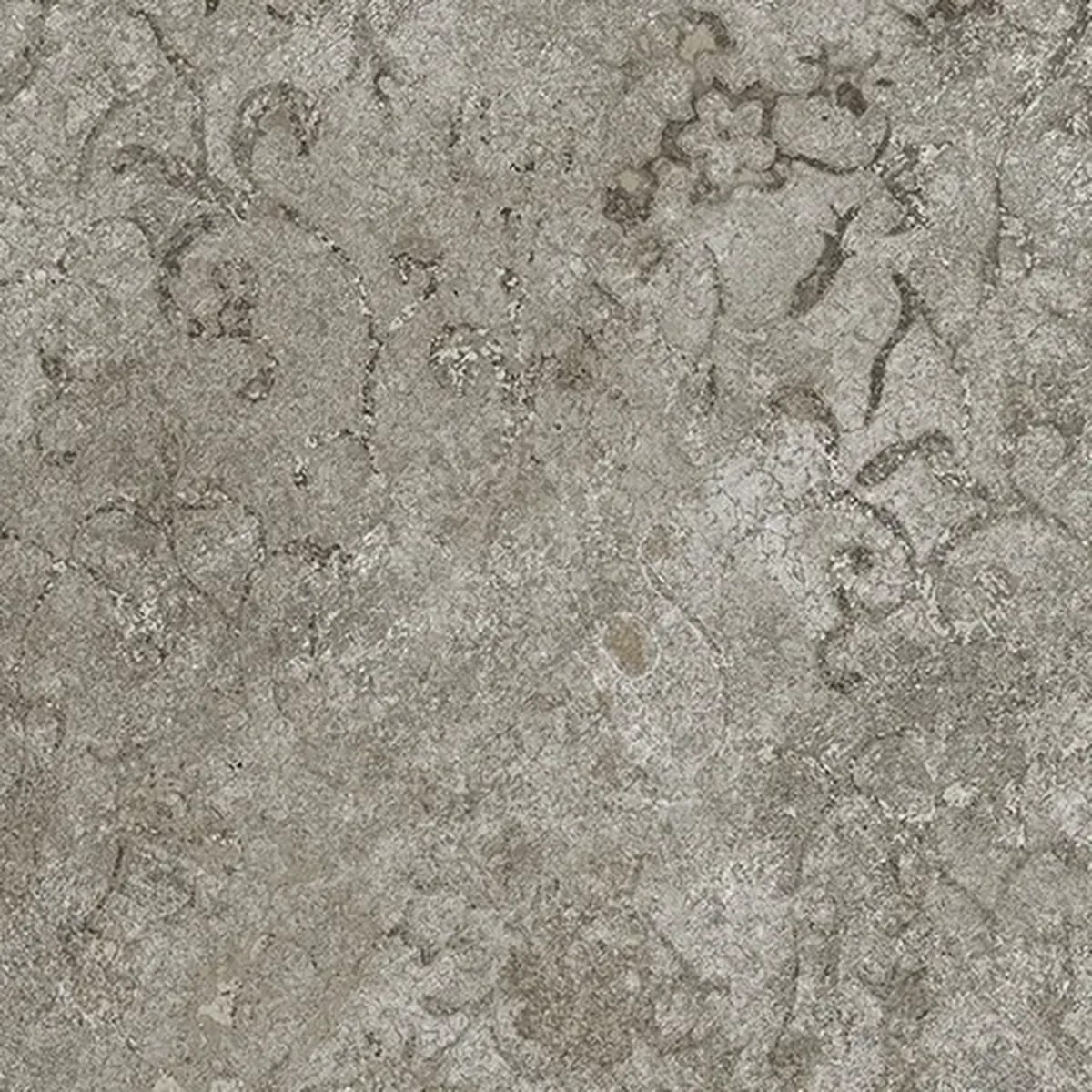 Nahaufnahme der graubraunen Oberfläche mit verblasstem Ornamentmuster und Kalkflecken, Format 60×120 cm.