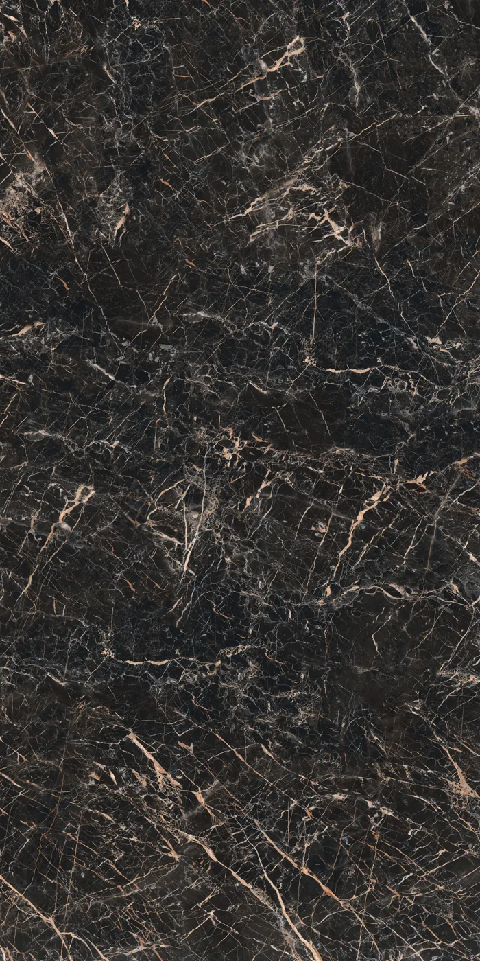 Schwarze Marmoroptik-Platte im Format 160x320 cm mit glänzender Oberfläche und goldbeigen sowie weißen Adern.