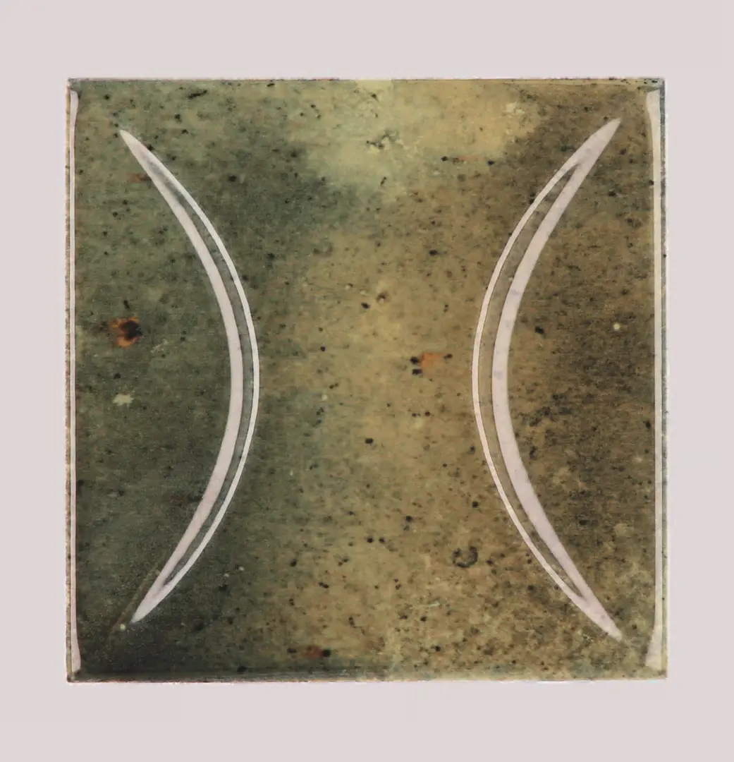 Hanoi Wandfliese in Wild Olive Glasur, Format 10x10 cm, Studio Aufnahme frontal vor weißem Hintergrund.