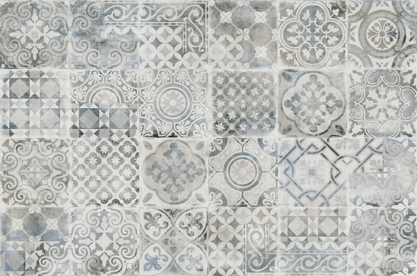 Wandfläche 60x180 cm mit Patchwork-Dekor aus graublauen Ornamenten und Rosetten auf hellem Grund.