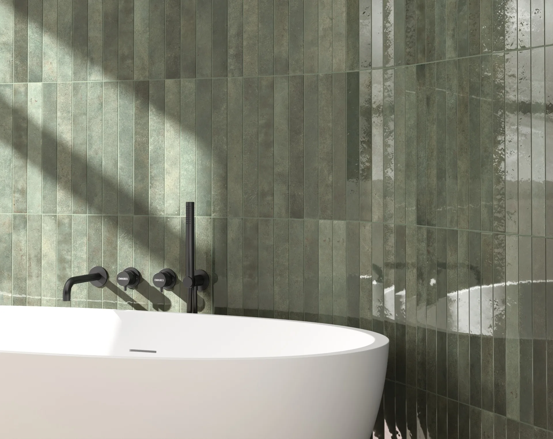 Bad mit salbeigrünen, senkrechten Riemchen im Streiflicht und freistehender weißer Badewanne.