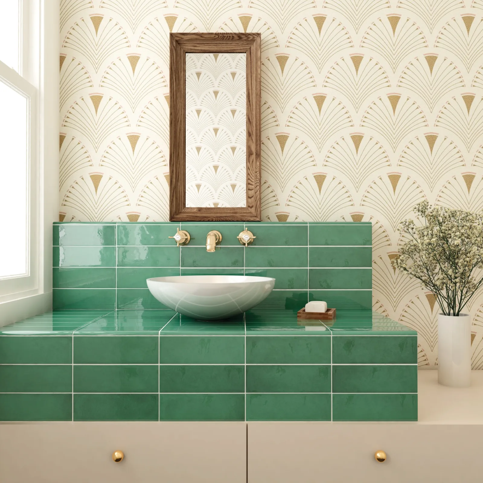 Badezimmer mit smaragdgrünen Metrofliesen am Waschtisch, weißer Aufsatzschale und Art-déco-Tapete.