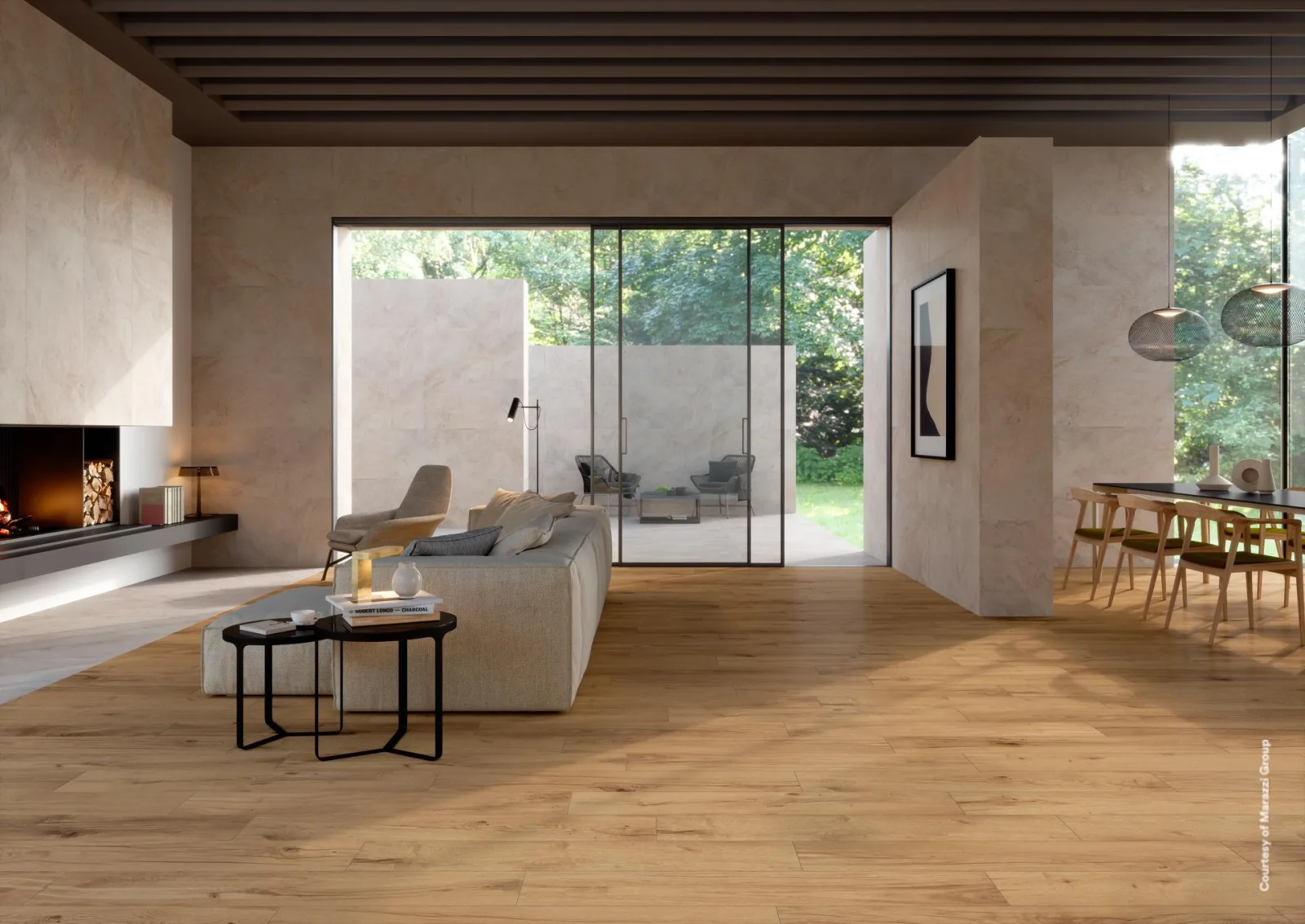 Wohnraum mit langem Kaminsockel, Sofa und Esstisch, Holzdielenboden vor raumhoher Glasfront