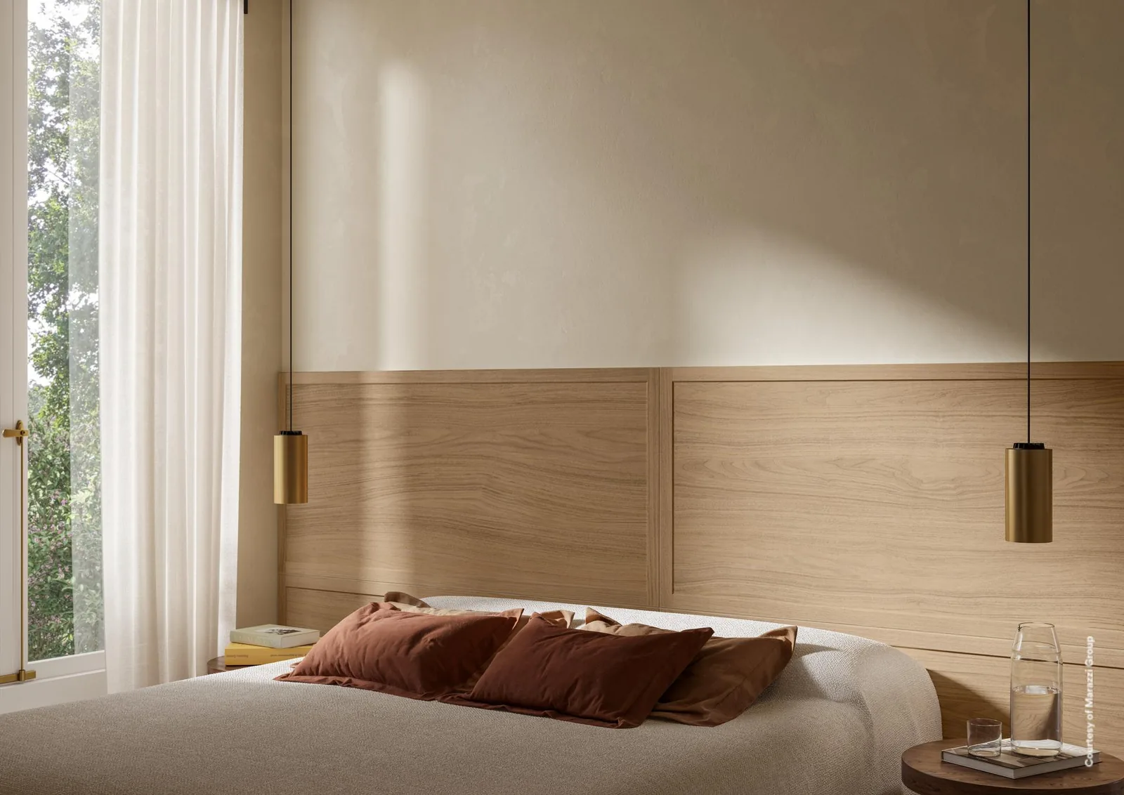 Schlafzimmer mit halbhoher Wandverkleidung aus Holzoptik-Fliesen mit Rahmenprofil, darüber helle Wand und Pendelleuchten