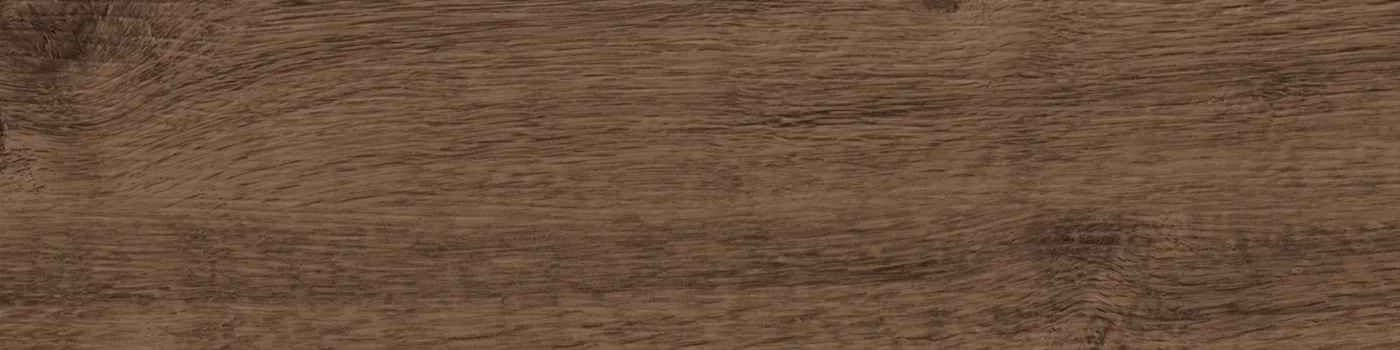 Dunkelbraune Diele in Holzoptik 30×120 cm, matt, mit ausgeprägter grauer Längsmaserung und Ästen.