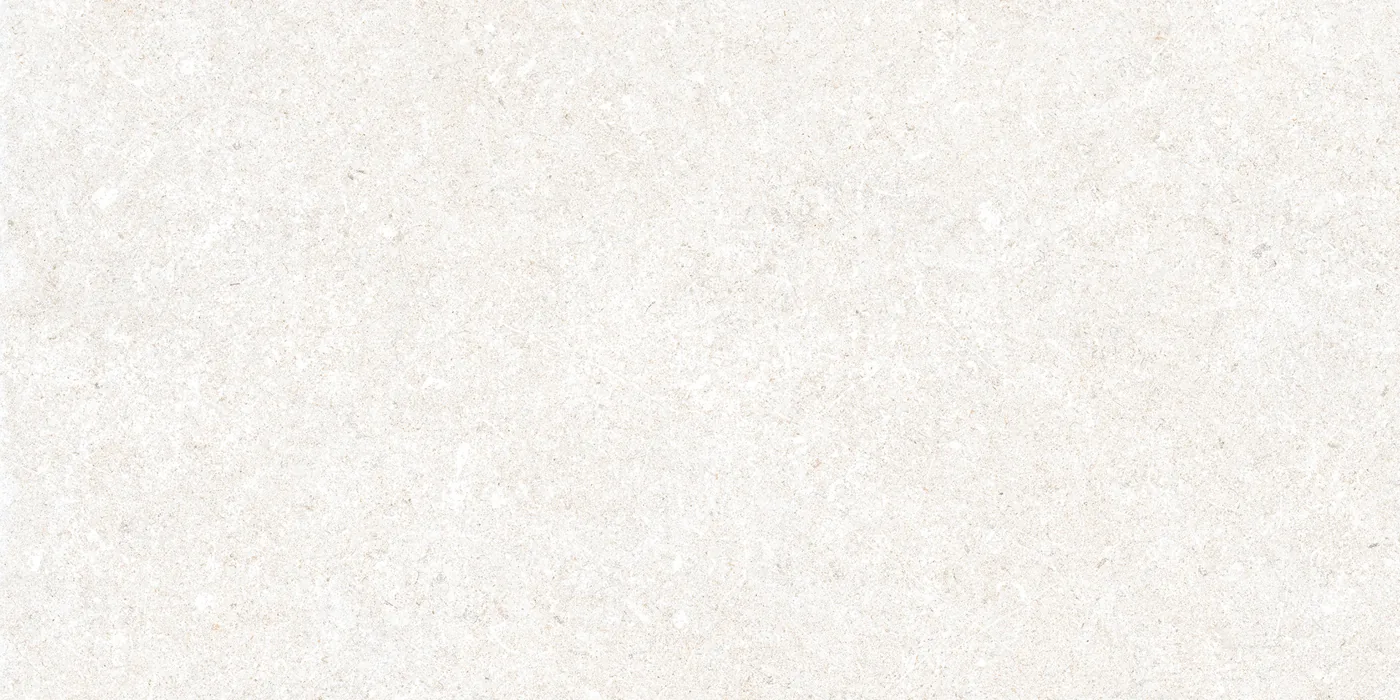 Cremeweiße Steinoptik-Fliese 30x60 cm in mattem Finish, feine Körnung mit hellen Einsprengseln über die gesamte Fläche.