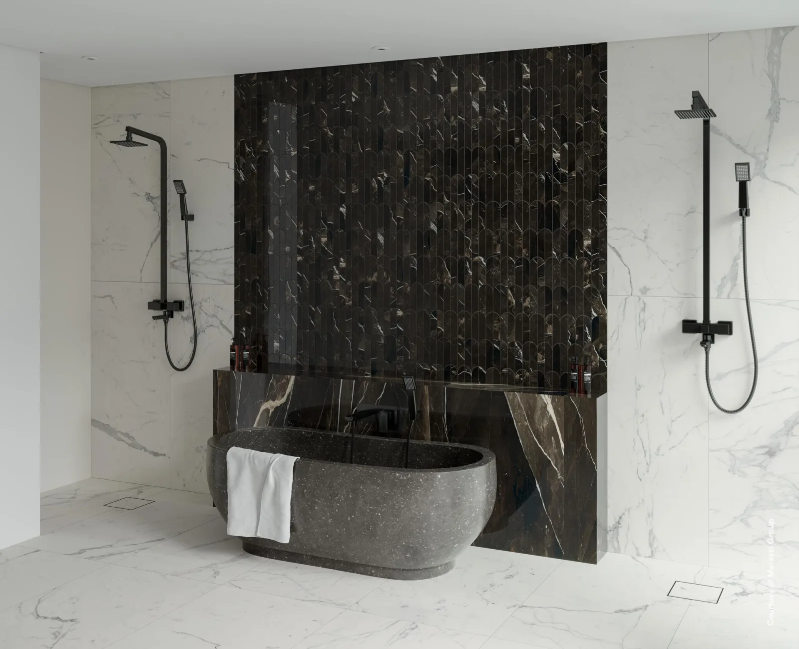 Bad mit Steinwanne zwischen zwei Regenduschen, gefliest mit Marazzi Allmarble Statuario in 60x120cm.