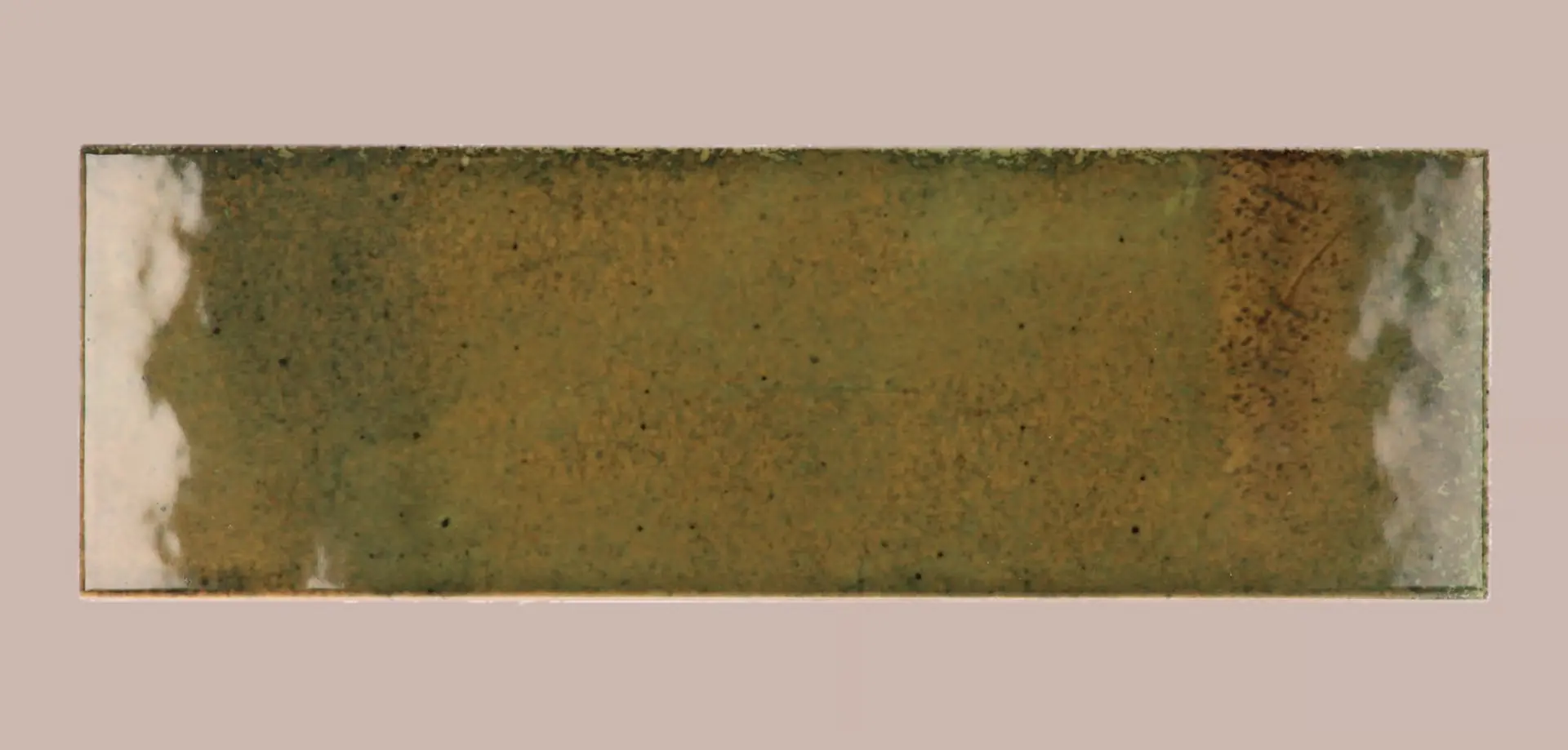 Hanoi Wandfliese in Wild Olive Glasur, Format 6,5x20 cm, Studio Aufnahme frontal vor weißem Hintergrund.