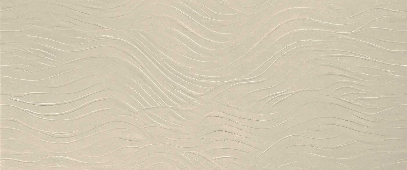 Sandbeige Betonoptik-Fliese 50×120 cm mit weichem Wellenrelief in ruhigen Bahnen.